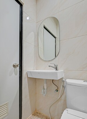 Kamar Double Klasik | Kamar mandi | Shower dan handuk