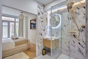 シャワー、ヘアドライヤー、タオル、石鹸