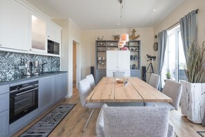 Réfrigérateur, un four, surface de cuisson, lave-vaisselle