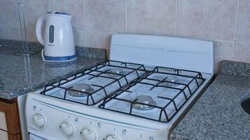 Refrigerador con congelador, microondas, horno y tostadora