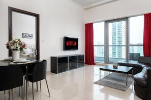 Apartment | Wohnbereich | 65-Zoll-Flachbildfernseher mit Digitalempfang