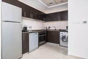 Apartamento | Cozinha privada | Geladeira grande, micro-ondas, fogão, lava-louças