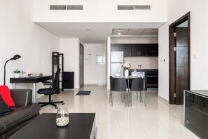 Apartamento | Área de estar | TV de tela plana 65 polegadas com canais digitais