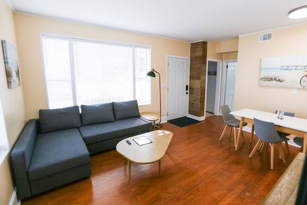 TV - Centrally Located & Comfortable Home (Jacksonville Beach)