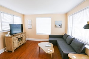 TV - Centrally Located & Comfortable Home (Jacksonville Beach)