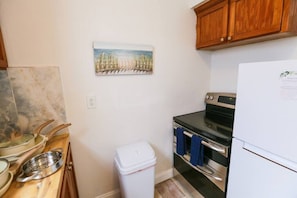 Fridge, microwave, oven, stovetop - Centrally Located & Comfortable Home (Jacksonville Beach)