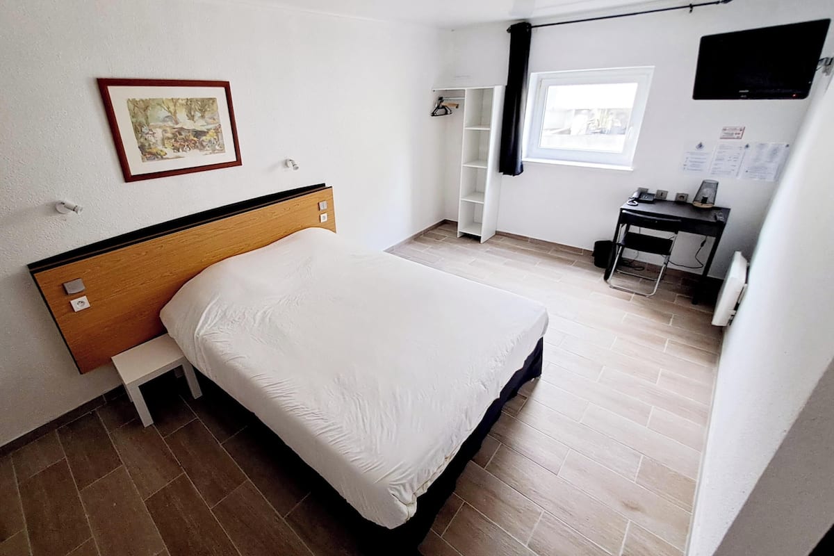 Comfort Room, 1 Queen Bed, Accessible, Non Smoking | 1 bedroom, laptop workspace, blackout drapes