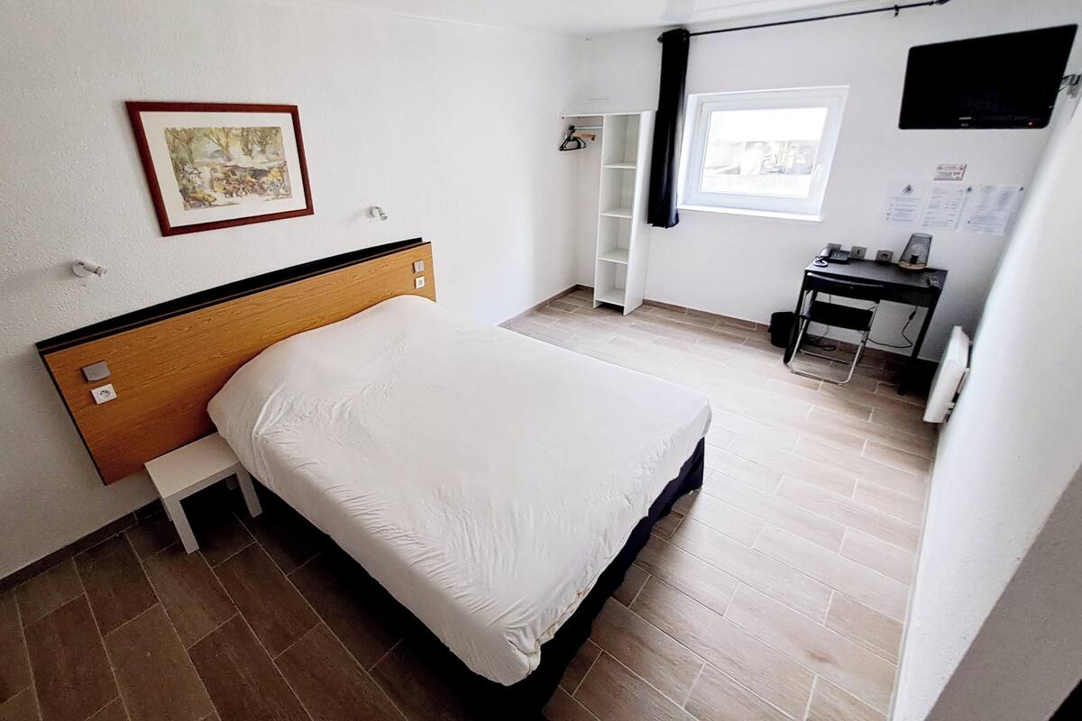 Comfort kamer, 1 queensize bed, toegankelijk voor mindervaliden, niet-roken | 1 slaapkamer, een laptopwerkplek, verduisterende gordijnen