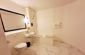 Comfort Room, 1 Queen Bed, Accessible, Non Smoking | Bathroom