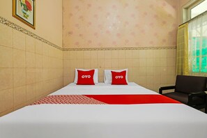 Habitación doble estándar | Espacio para trabajar con laptop, wifi gratis y ropa de cama 