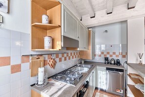 冷蔵庫、 オーブン、食器洗い機、電気ポット