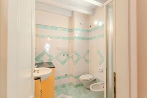 Regadera, secadora de cabello, bidet 