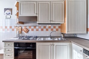 Kühlschrank, Ofen, Geschirrspüler, Wasserkocher