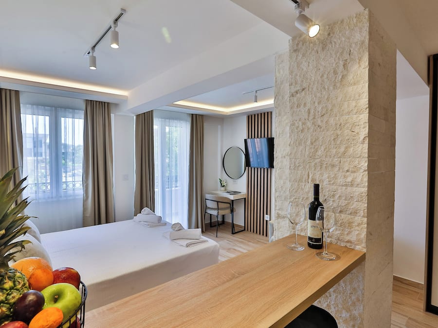 Estudio Confort | Zona de estar | Televisión LCD de 32 pulgadas con canales por cable