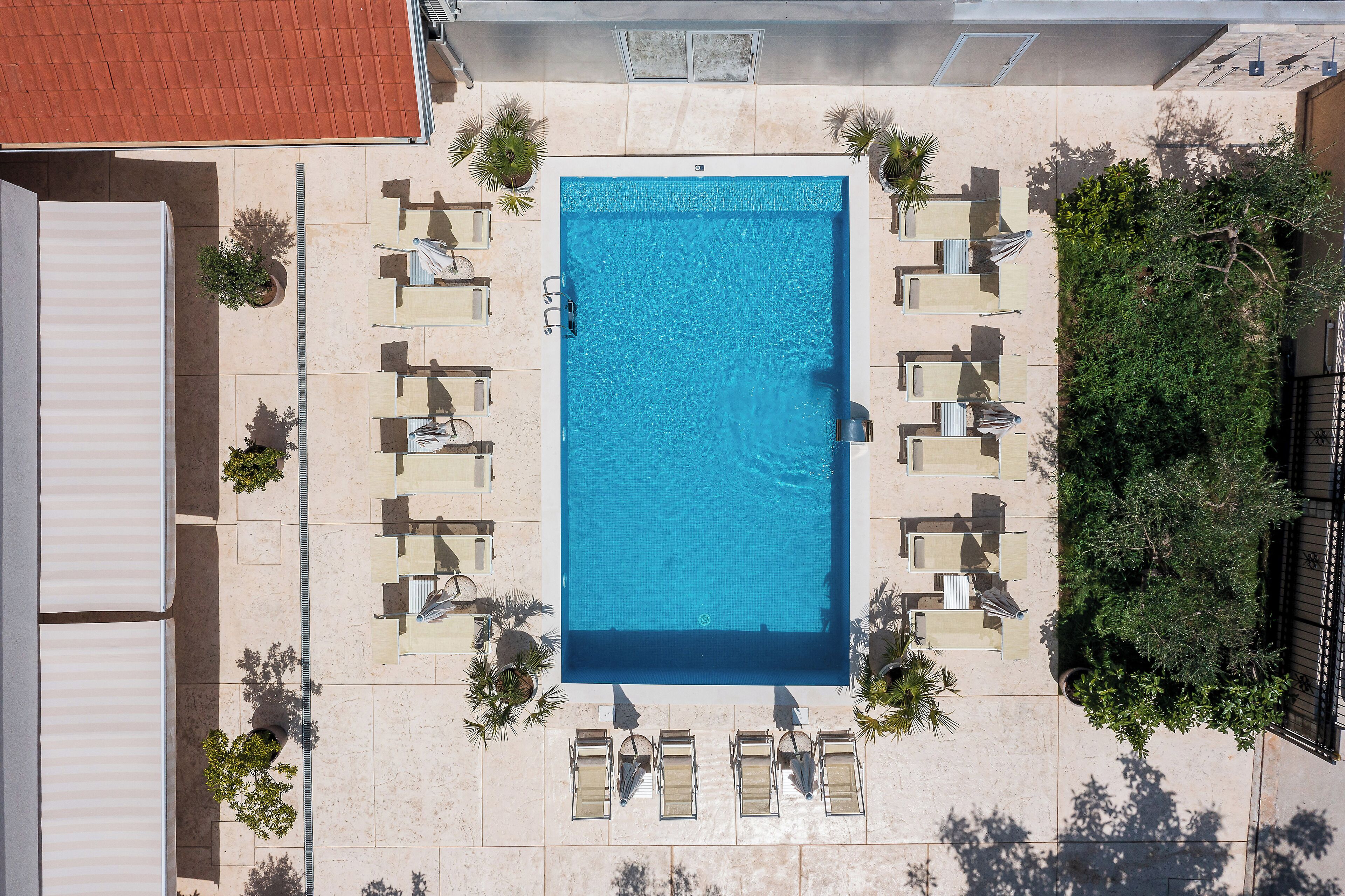 Una piscina al aire libre de temporada