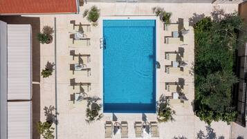 Una piscina al aire libre de temporada
