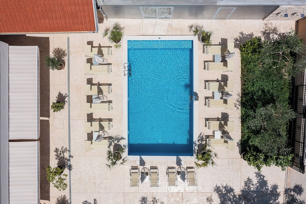 Una piscina al aire libre de temporada