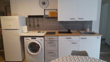 Réfrigérateur, micro-ondes, four, plaque de cuisson