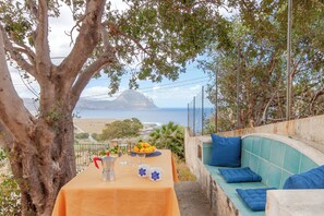 Perhetalo, useita makuuhuoneita, vuorten lähellä (Villa Macari Fantastic Sea View) | Ulkoruokailutilat