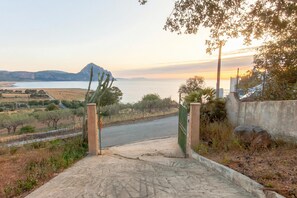 Perhetalo, useita makuuhuoneita, vuorten lähellä (Villa Macari Fantastic Sea View) | Ulkoalueet