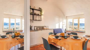 Rumah Keluarga, beberapa kamar, tepi gunung (Villa Macari Fantastic Sea View) | Tempat makan