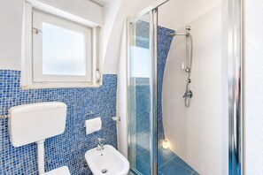 Familjehus - 2 sovrum - terrass - intill bergen (Villa Macari Fantastic Sea View) | Badrum