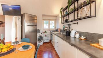 Rumah Keluarga, 2 kamar tidur, tepi gunung (Villa Macari Fantastic Sea View) | Dapur pribadi | Lemari es, oven, kompor, dan mesin espresso