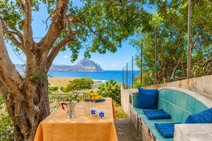 Casa familiar, 2 dormitoris, terrassa, al costat de la muntanya (Villa Macari Fantastic Sea View) | Servei de restauració a l'aire lliure