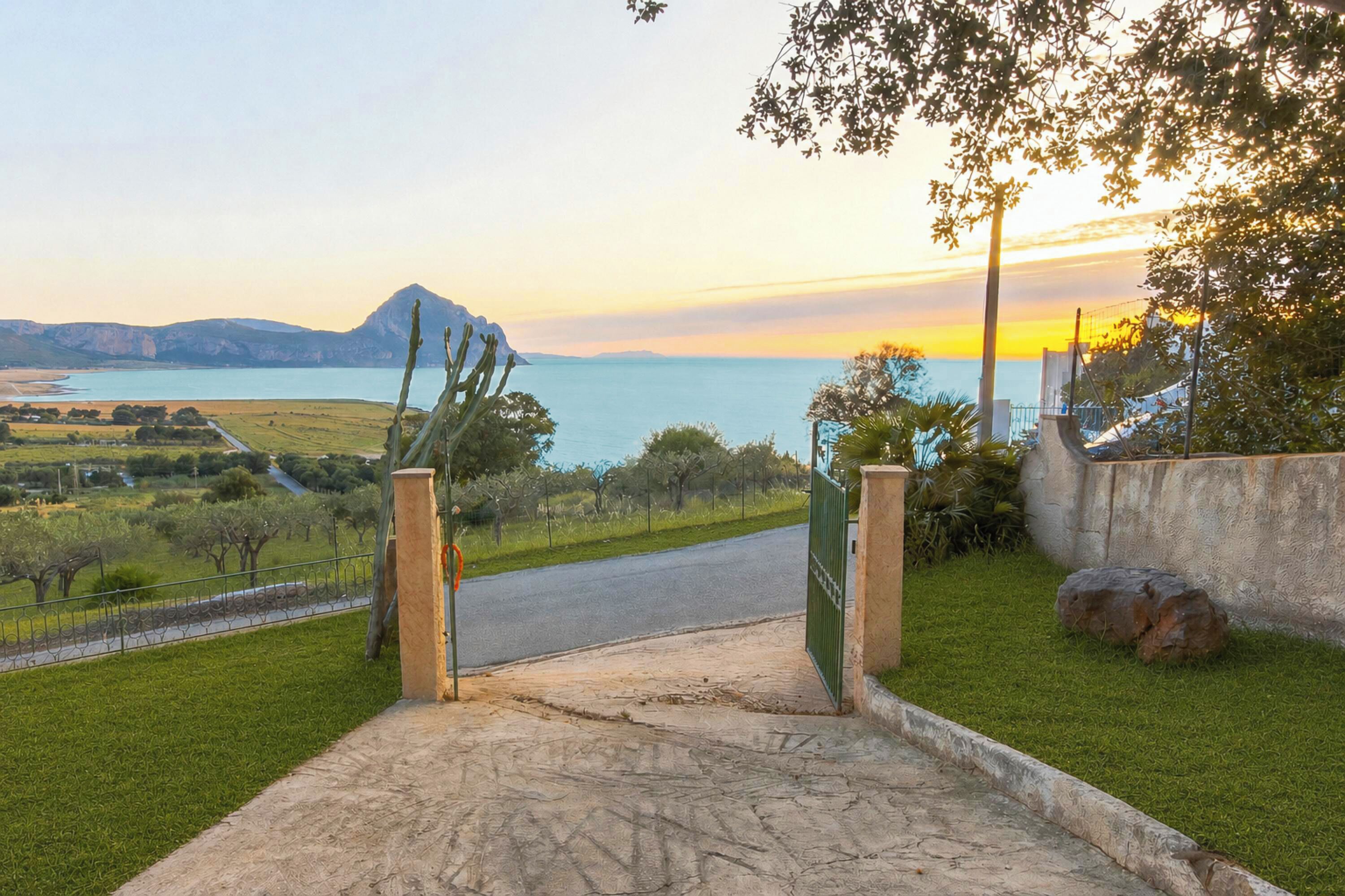 Rumah Keluarga, 2 kamar tidur, teras, tepi gunung (Villa Macari Fantastic Sea View) | Halaman properti
