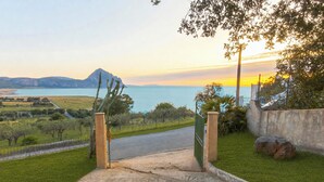 Nhà dành cho gia đình, 2 phòng ngủ, hiên, cạnh núi (Villa Macari Fantastic Sea View) | Khuôn viên nơi lưu trú