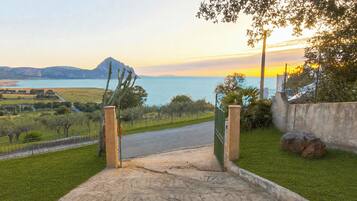 Rumah Keluarga, 2 kamar tidur, teras, tepi gunung (Villa Macari Fantastic Sea View) | Halaman properti