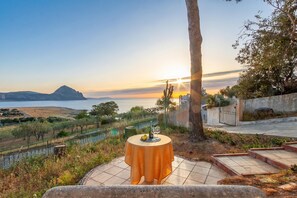 Familjehus - flera sovrum - intill bergen (Villa Macari Fantastic Sea View) | Restaurang utomhus