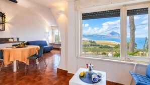 Nhà dành cho gia đình, 2 phòng ngủ, hiên, cạnh núi (Villa Macari Fantastic Sea View) | Khu ăn uống