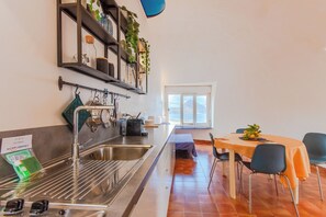 Familjehus - flera sovrum - intill bergen (Villa Macari Fantastic Sea View) | Eget kök | Kylskåp, ugn, spishäll och espressobryggare