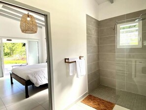 Dusche, Haartrockner, Handtücher