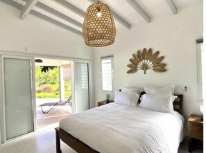 1 chambre, fer et planche à repasser, lit de bébé portatif