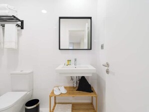 Secador de cabelo, toalhas de banho, sabonete, papel higiênico