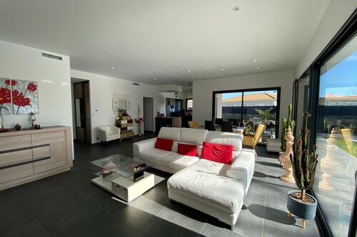 House in Margaux with Saltwater Pool & Vineyards