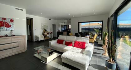 House in Margaux with Saltwater Pool & Vineyards