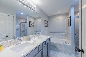 Ensemble douche/baignoire, sèche-cheveux, serviettes fournies