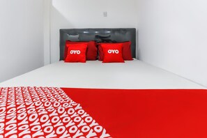 标准双人房 | 办公桌、笔记本电脑工作区、免费 WiFi、床单