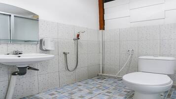 Deluxe Single Room | Bathroom | Shower, towels