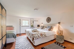 4 bedrooms, iron/ironing board, free WiFi, bed sheets