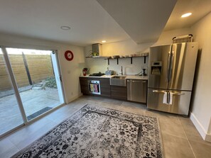 ثلاجة، ميكروويف، فرن، موقد طهي مسطح