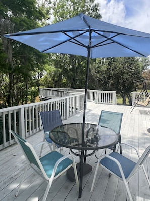Outdoor dining - Hidden Gem! Waterfront Private Lake, Epperson Lagoon 5 Mins, Canoe/Fish/Relax. (Wesley Chapel)