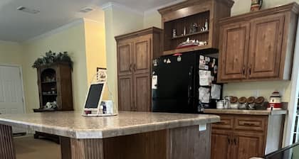 Hidden Gem! Waterfront Private Lake, Epperson Lagoon 5 Mins, Canoe/Fish/Relax.