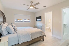 2 bedrooms, iron/ironing board, travel crib, free WiFi - Las Olas Fort Lauderdale Casita | 30+ Night Stays Only (Fort Lauderdale)