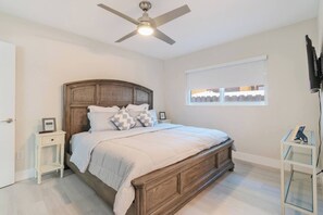 2 quartos, ferros/tábuas de passar roupa, berço de viagem