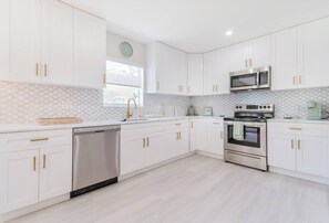 Fridge, microwave, stovetop, dishwasher - Las Olas Fort Lauderdale Casita | 30+ Night Stays Only (Fort Lauderdale)