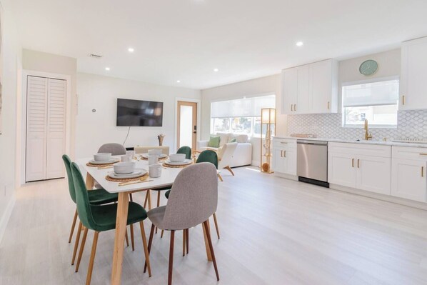 Dining - Las Olas Fort Lauderdale Casita | 30+ Night Stays Only (Fort Lauderdale)